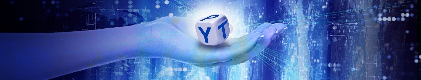Hand trägt einen Würfel mit den Buchstaben P Y T (für Python)